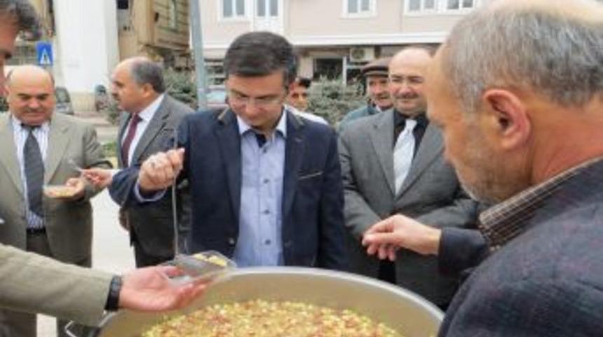 İvrindi'de Ilk Defa Aşure Dağıtımı D&uuml;zenlendi