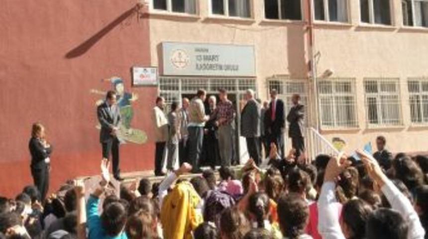 D&ouml;vd&uuml;ğ&uuml; &Ouml;ğretmenden, &Ouml;ğrencilerin &Ouml;n&uuml;nde &Ouml;z&uuml;r Diledi