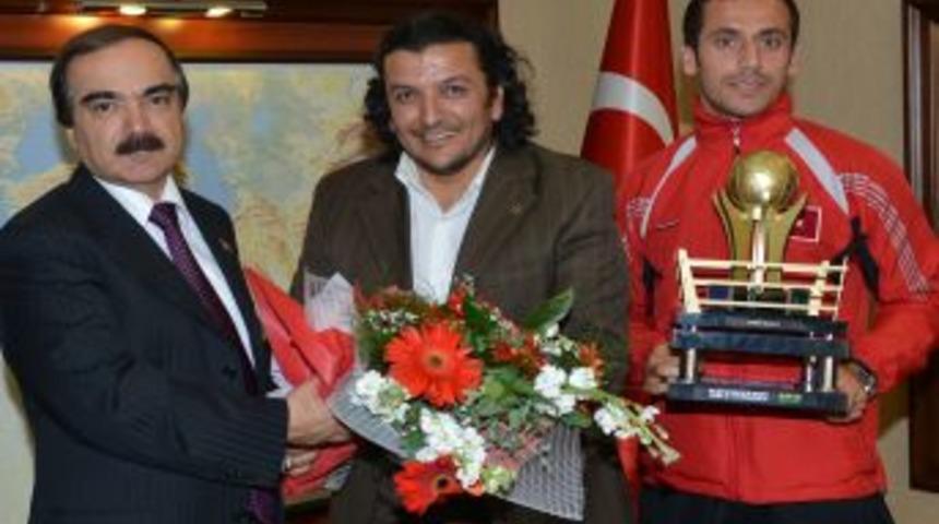 D&uuml;nya Kick Boks Şampiyonu Sevincini Vali Coş&rsquo; Ile Paylaştı