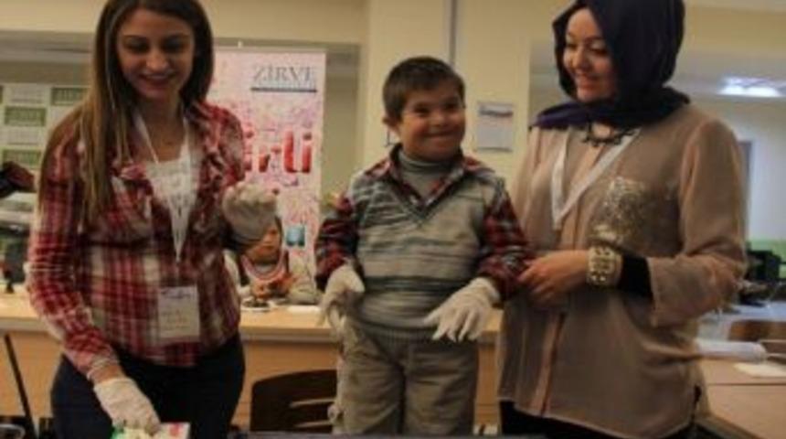 Down Sendromlu &Ccedil;ocuklara Ebru Halı İle Terapi