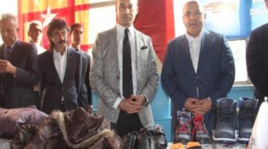 Karab&uuml;k Tso&rsquo;dan Bin &Ouml;ğrenciye Kaban Ve Ayakkabı Yardımı