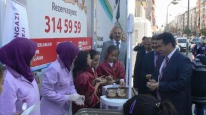 &Ouml;ğrenciler 2 Bin 500 Kişiye Aşure Dağıttı