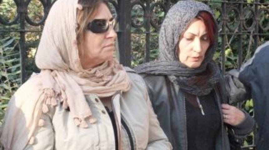 Selvi Kılı&ccedil;daroğlu, Yengesini K&uuml;tahya'da Son Yolculuğuna Uğurladı