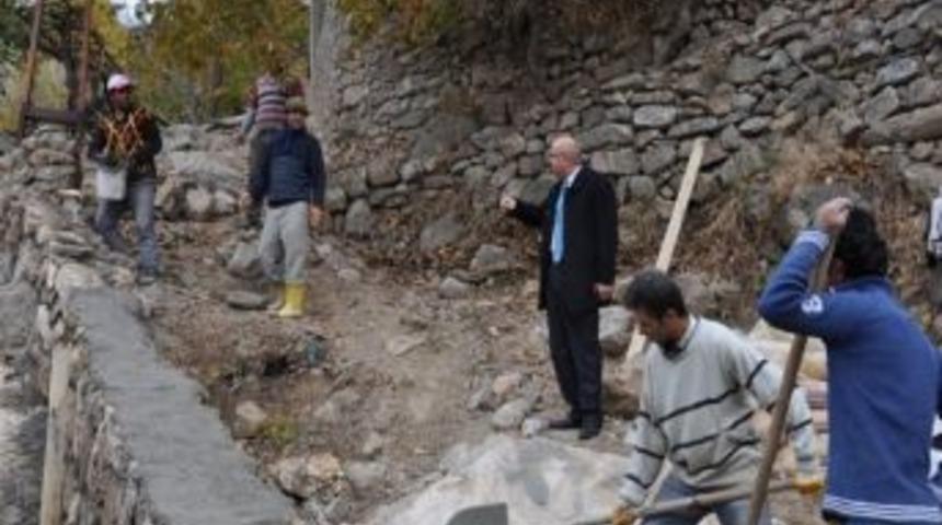 Sarıveliler&rsquo;de İstinat Duvarı Yapılıyor