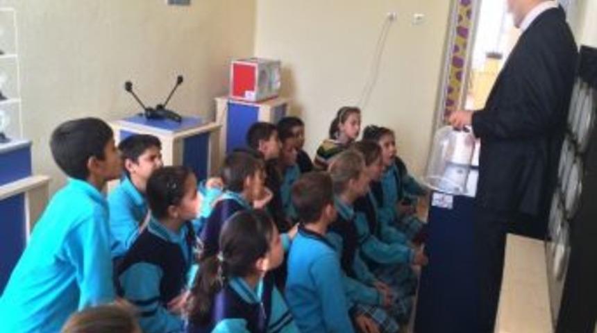 &Ouml;ğrenciler Bilim Merkezini Geziyor