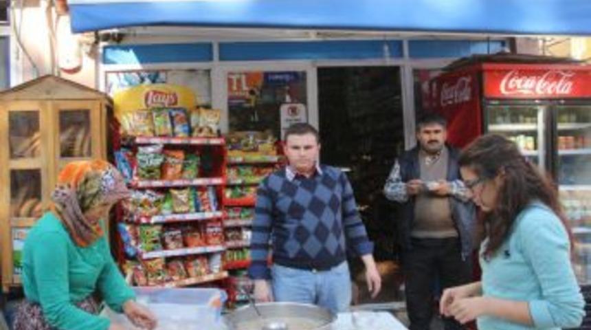 G&uuml;lnarlı Esnaf 500 Kişiye Aşure Dağıttı