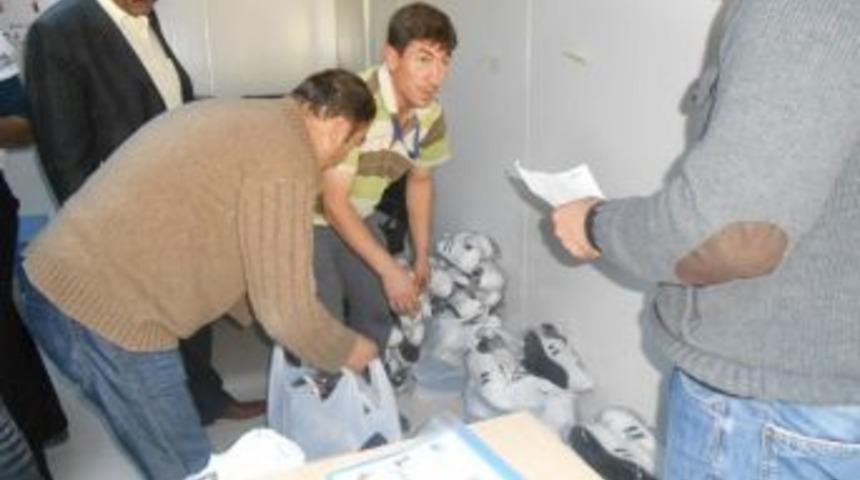 Suriyeli Sporculara Spor Ayakkabısı Ve &Ccedil;orap Dağıtıldı