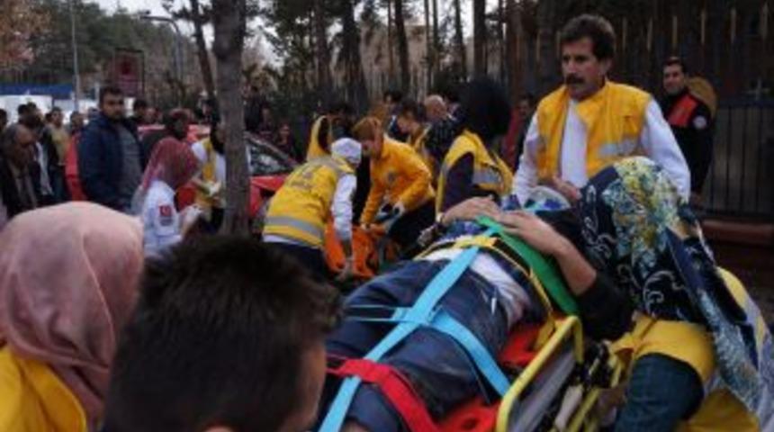 Dikkatsiz S&uuml;r&uuml;c&uuml; Yayalara &Ccedil;arptı