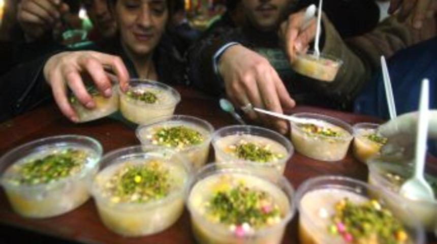 T&uuml;m Kamu &Ccedil;alışanları Derneği, Aşure Dağıttı