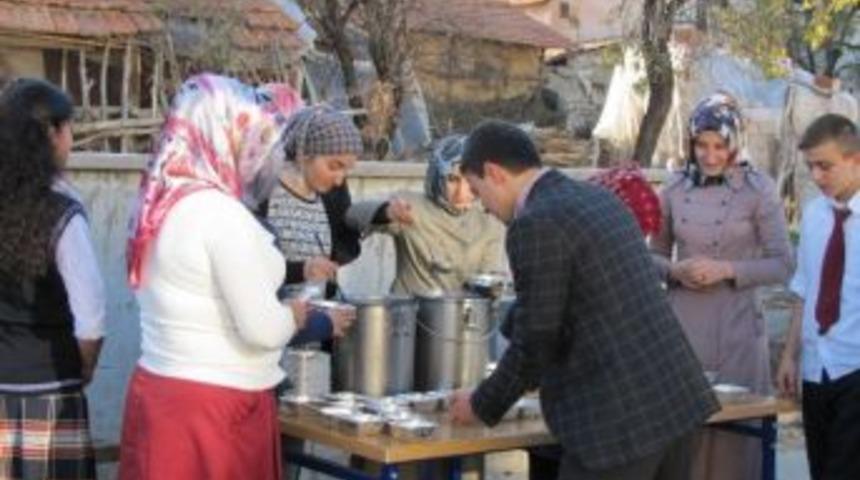 Hisarcık Eğitim G&ouml;n&uuml;ll&uuml;leri Derneği 400 Kişiye Aşure Dağıttı