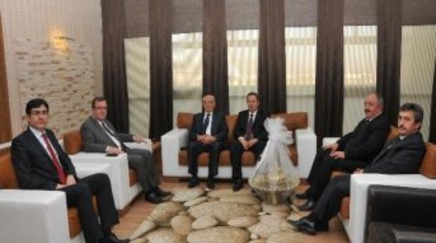 Rekt&ouml;r Solak Sandıklı Heyetini Konuk Etti