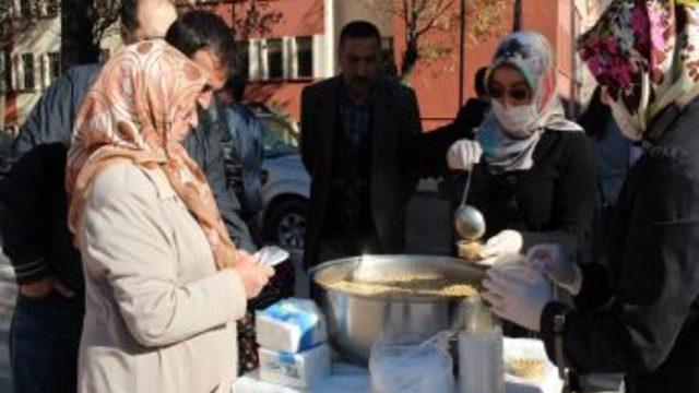 Nevbahar Hanımlar Derneği Aşure Dağıttı