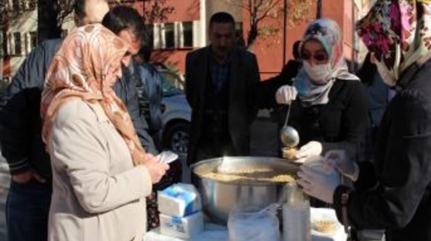 Nevbahar Hanımlar Derneği Aşure Dağıttı
