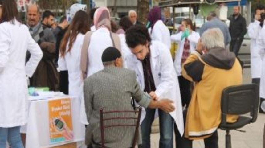 Sa&uuml; Tıp Fak&uuml;ltesi &Ouml;ğrencilerinden D&uuml;nya Diyabet G&uuml;n&uuml; Etkinliği
