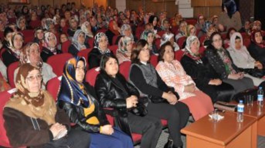 Yazar Ak&ccedil;or: İnsanlar Kerbela&rsquo;dan Ibret &Ccedil;ıkartmalı