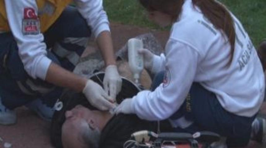 Engelli oğluyla parkta otururken &ouml;ld&uuml;