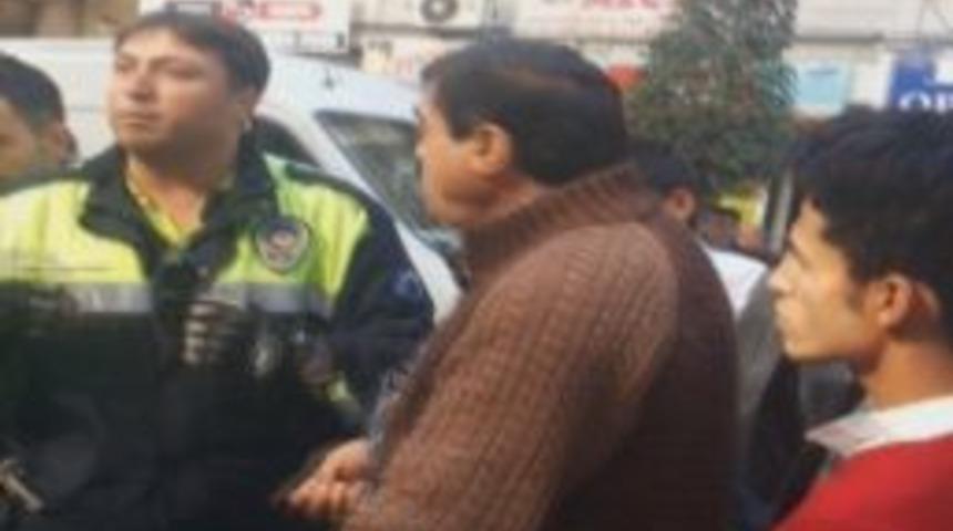 Aracın Kaportasına Yapıştırılan Atat&uuml;rk &Ccedil;ıkartması Tartışmaya Neden Oldu