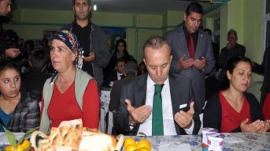 Tunceli Valisi G&uuml;ner, Cemevinde Iftar Yemeği Verdi