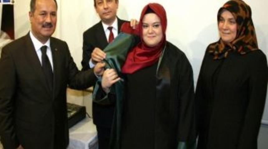 Baş&ouml;rt&uuml;s&uuml;yle Yemin Edip Avukat Oldu