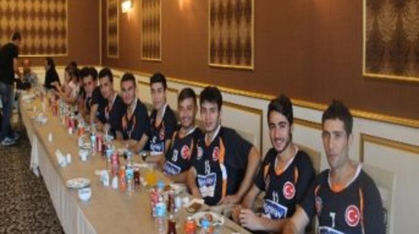 Bolu Hokeyin Kalbi Oluyor