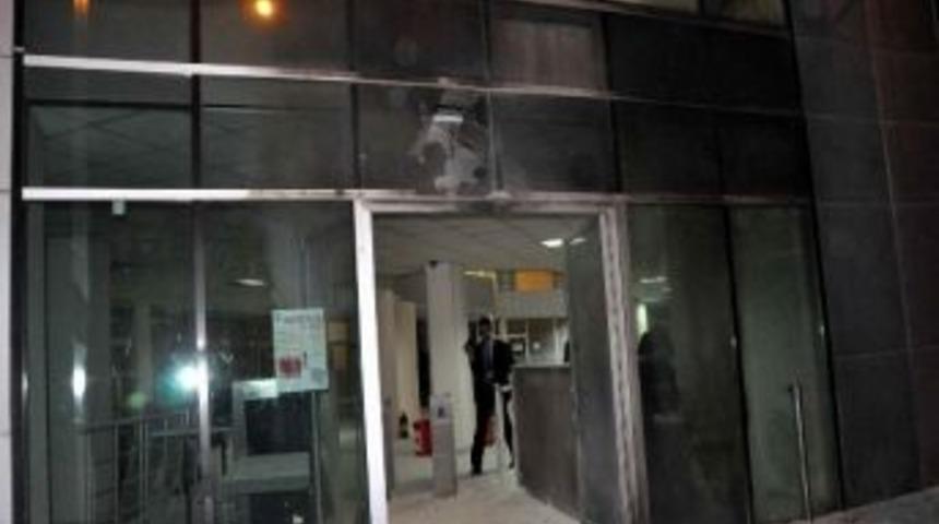 Hakkari&rsquo;de Rekt&ouml;rl&uuml;k Binasına Saldırı