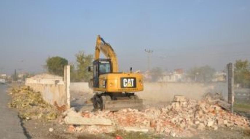 Manisa&rsquo;da Tehlikeli Ve Metruk Binalar Yıkılıyor