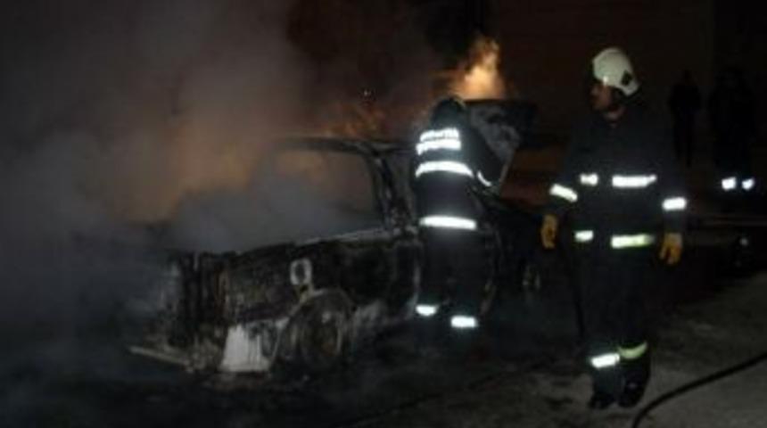 Park Halindeki Kamyonet Yandı