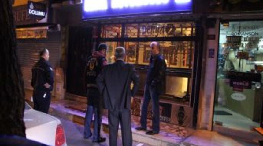 Kuyumcuya giren hırsızlar 2 kilo altın &ccedil;aldı