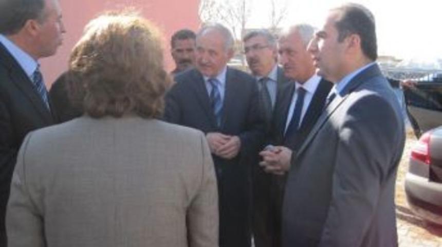 İncesu Tahirini İlk&ouml;ğretim Okulu'na Halı Saha Yapılıyor