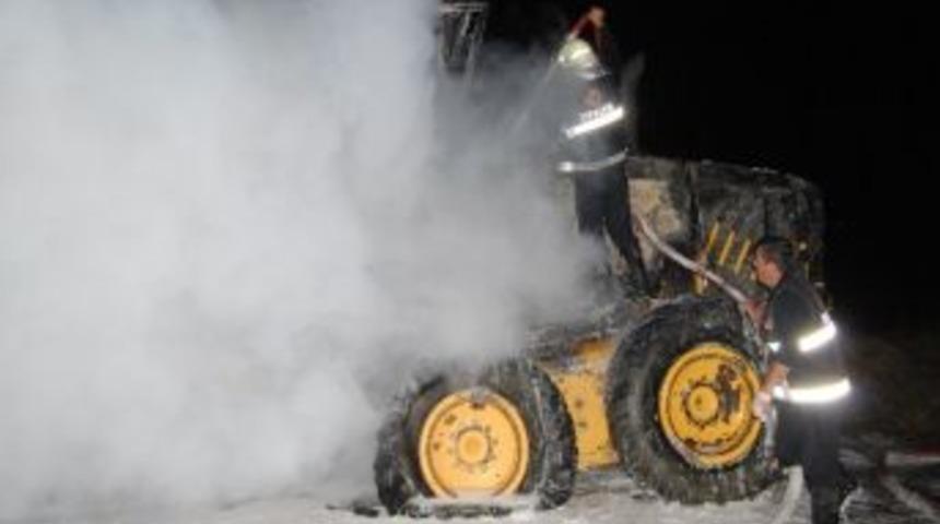 Seyir Halindeki Greyder Yanarak Hurdaya D&ouml;nd&uuml;