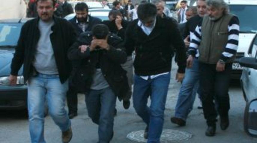 Polis, Market Soyguncularını 180 Kamerayı Inceleyip Yakaladı