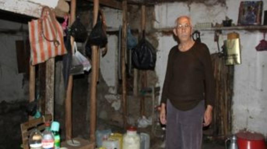 Yusuf Aktaş, hayalet k&ouml;yde tek başına yaşıyor