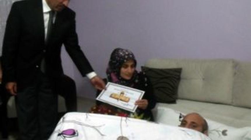 Milli Eğitim M&uuml;d&uuml;r&uuml;nden Hasta &Ouml;ğretmenlere Ziyaret