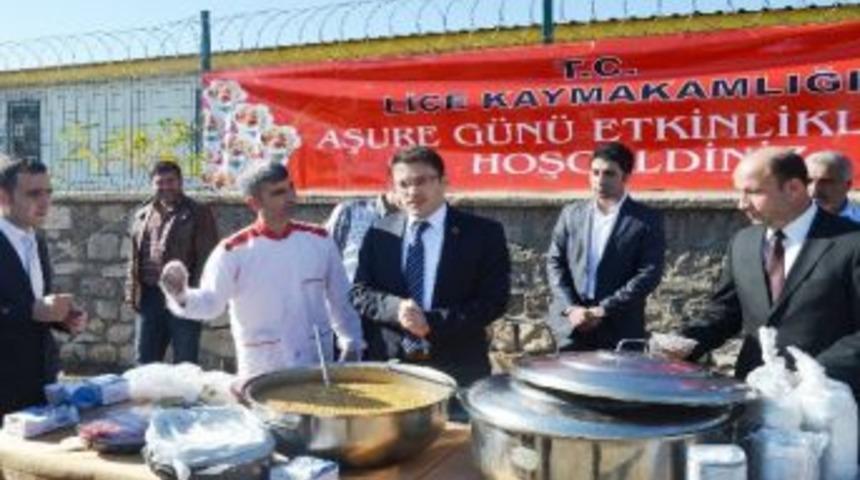Lice'de Vatandaşlara Aşure Dağıtıldı