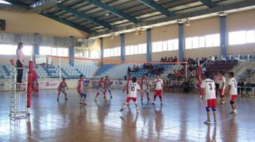 Korkuteli'nde Gen&ccedil; Erkekler Ve Kızlar Voleybol M&uuml;sabakaları Devam Ediyor