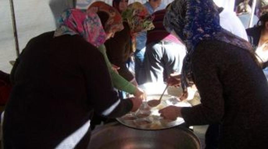 Korkuteli Mhp Kadın Kolları Aşure Dağıttı