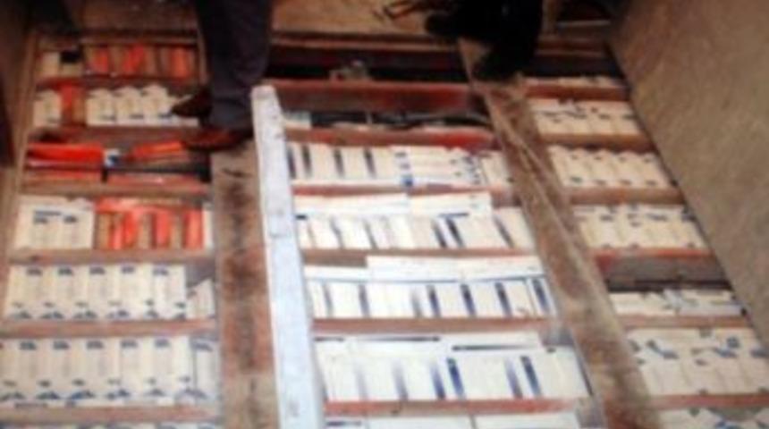 Tır'daki Ka&ccedil;ak Sigara Zulası Patlatıldı