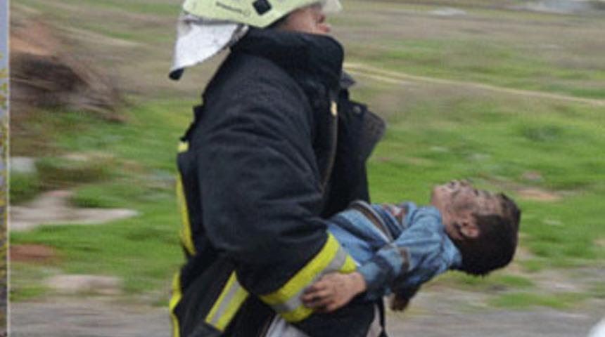 K&uuml;&ccedil;&uuml;k &ccedil;ocuğu alevlerin arasından &ccedil;ıkardı