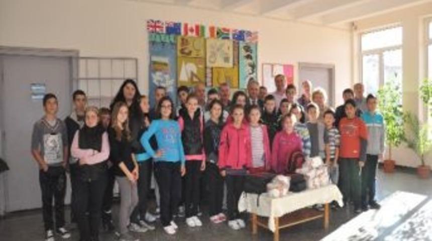 Balkan T&uuml;rkleri Federasyonundan Bulgaristan'daki Okullara Spor Malzemesi Desteği