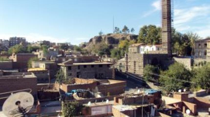 Diyarbakır Surları I&ccedil;in Ka&ccedil;ak Yapılar Yıkılıyor