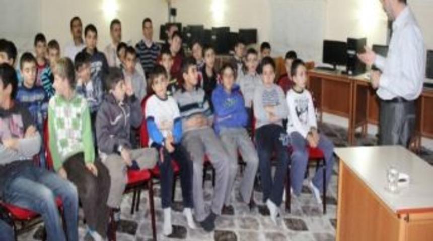 Aksaray'da K&uuml;&ccedil;&uuml;k Yunuslara Seminer Verildi