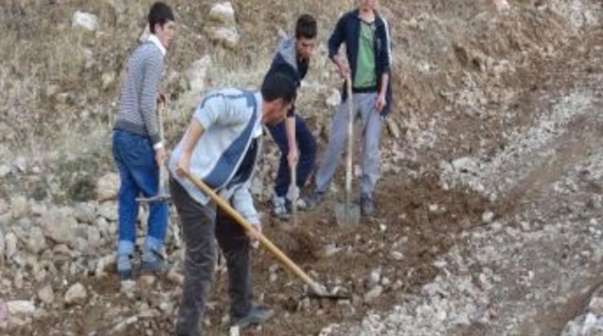 Mahalle Sakinleri, Bozuk Olan Yolları Onarmaya Başladı