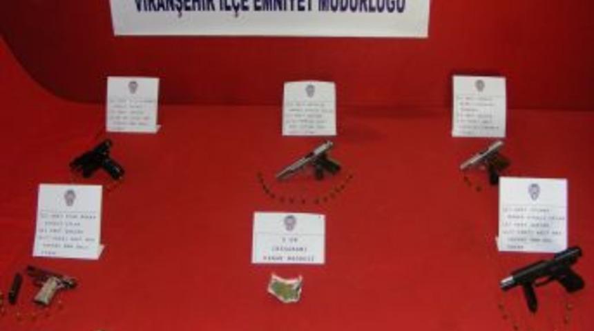 Polis, 4 Tabanca Ve Uyuşturucu Ele Ge&ccedil;irdi