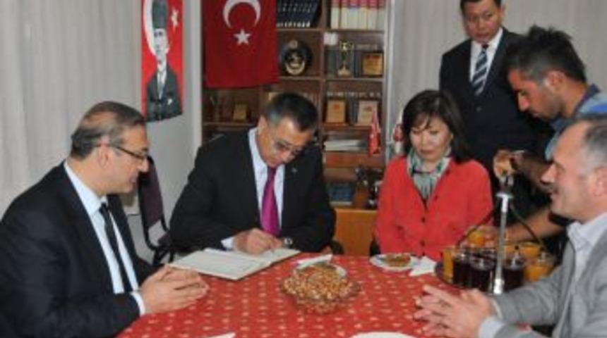 Kazakistan B&uuml;y&uuml;kel&ccedil;isi'nden K&ouml;y Ziyareti
