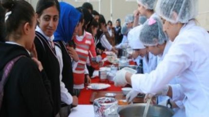 &Ouml;ğretmenlerden &Ouml;ğrencilere Aşure