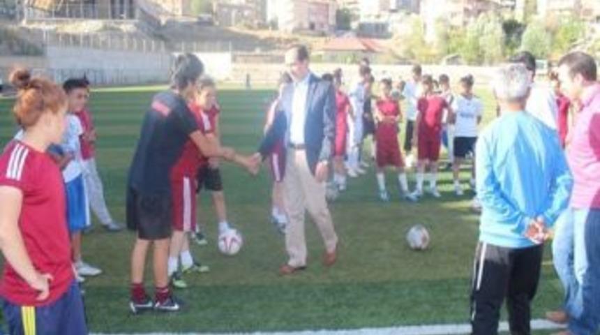 Hakk&acirc;ri Amat&ouml;r Spor Kul&uuml;plerine Yardım Yapıldı