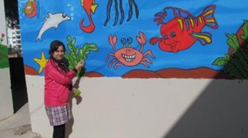 Edremit'te Okulun Bah&ccedil;e Duvarları Renklendi