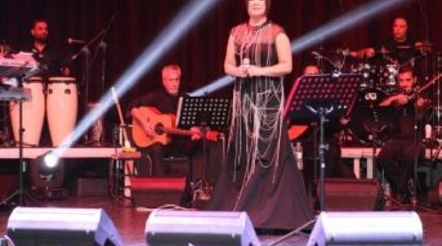 Nazan Öncel Nilüferlileri Coşturdu