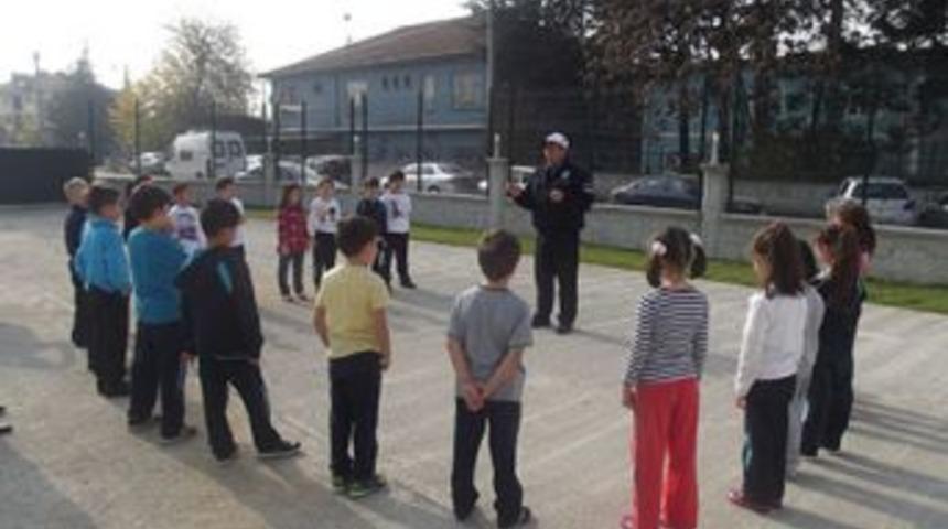 &Ouml;ğrenciler Trafik Kurallarını Uygulayarak &Ouml;ğreniyor