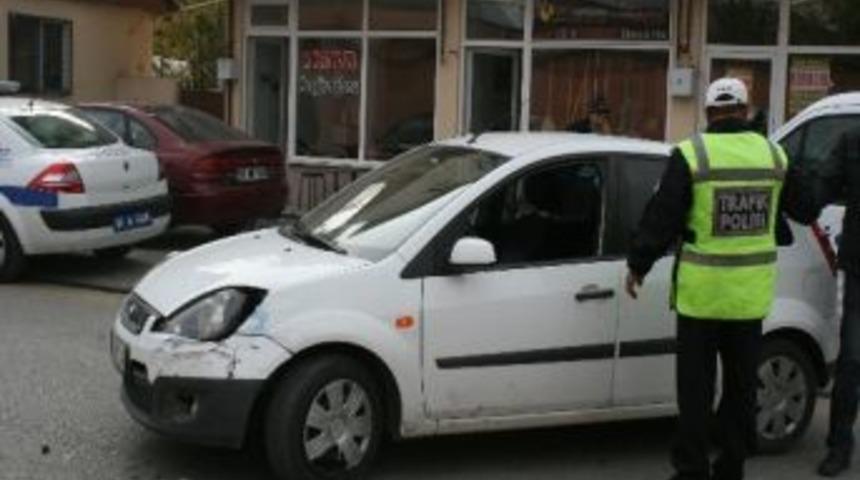 Motosiklet İle Otomobil &Ccedil;arpıştı 1 Kişi Yaralandı